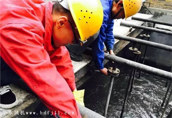 脫硫羅茨鼓風(fēng)機(jī).jpg 脫硫羅茨鼓風(fēng)機(jī).jpg